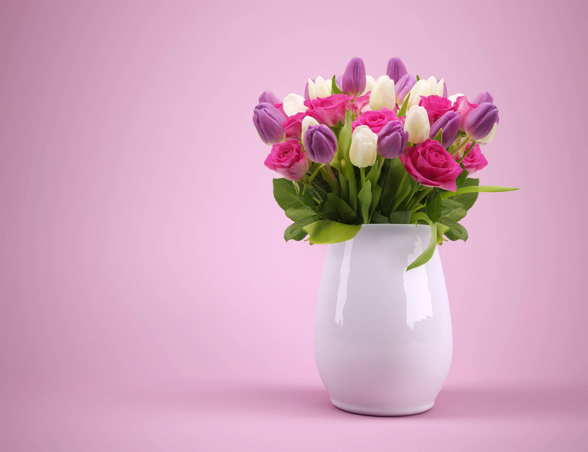 Blommevase med tulipaner og roser Wallpaper