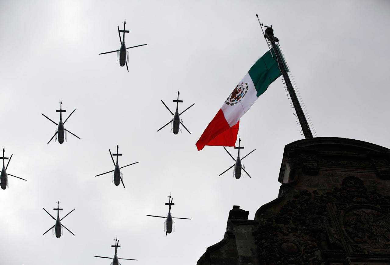 Flygöverföringovanför Mexikos Flagga. Wallpaper