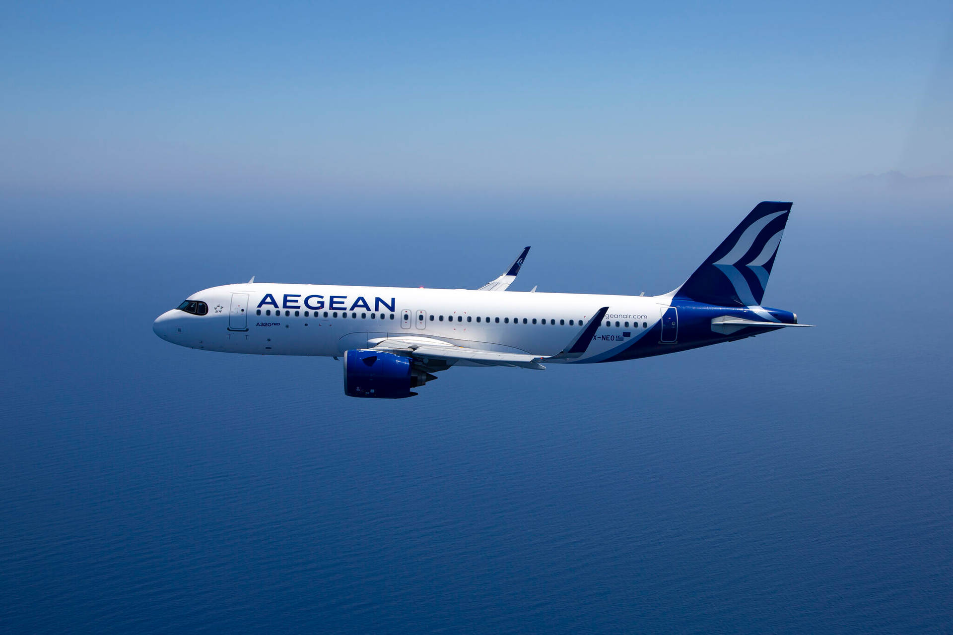 Ilmaestoso Aegean Airlines A320neo Jet Prende Il Volo Contro Il Cielo Azzurro Sfondo