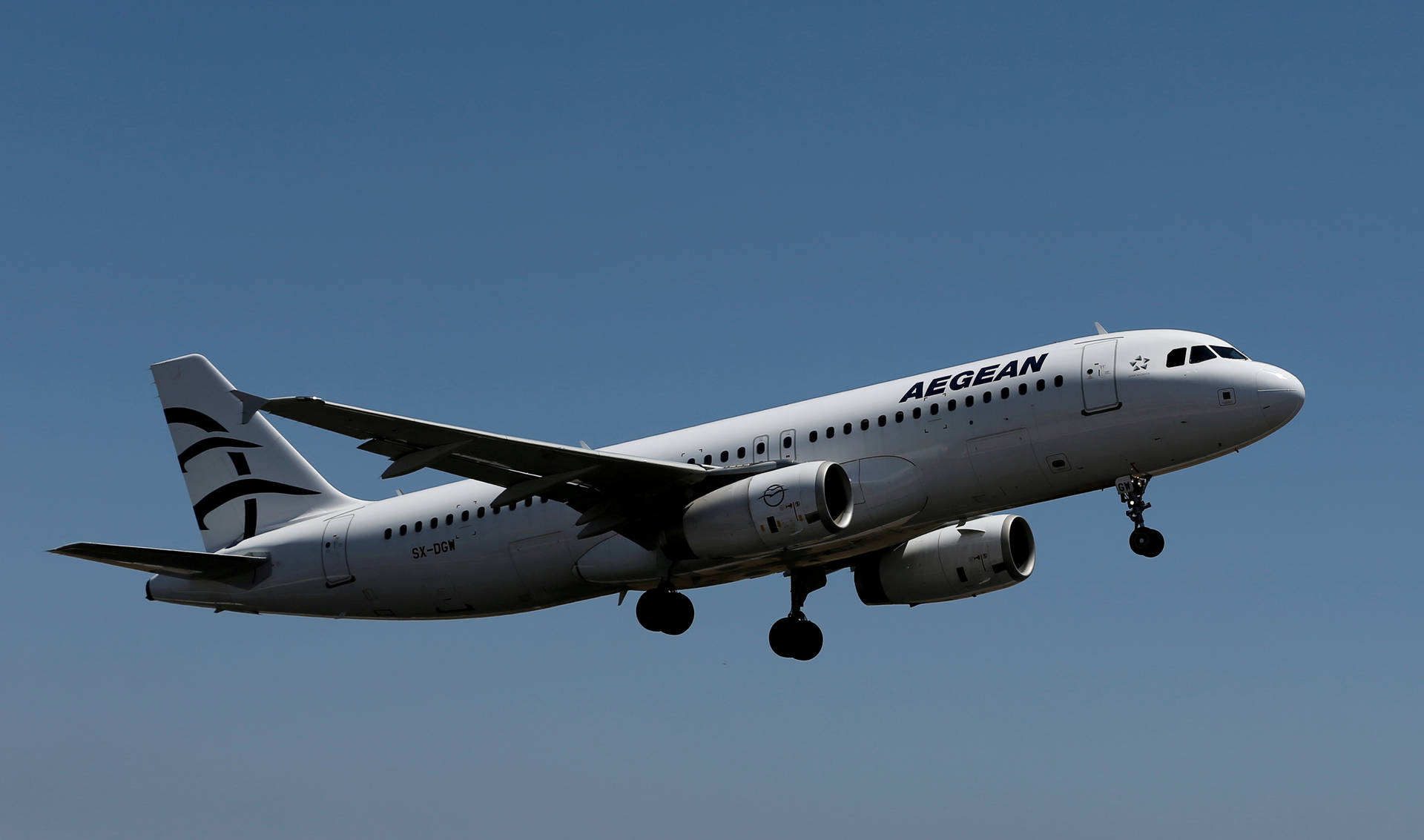 Volandocon El Airbus A320-214 De Aegean Airlines En Un Cielo Degradado. Fondo de pantalla