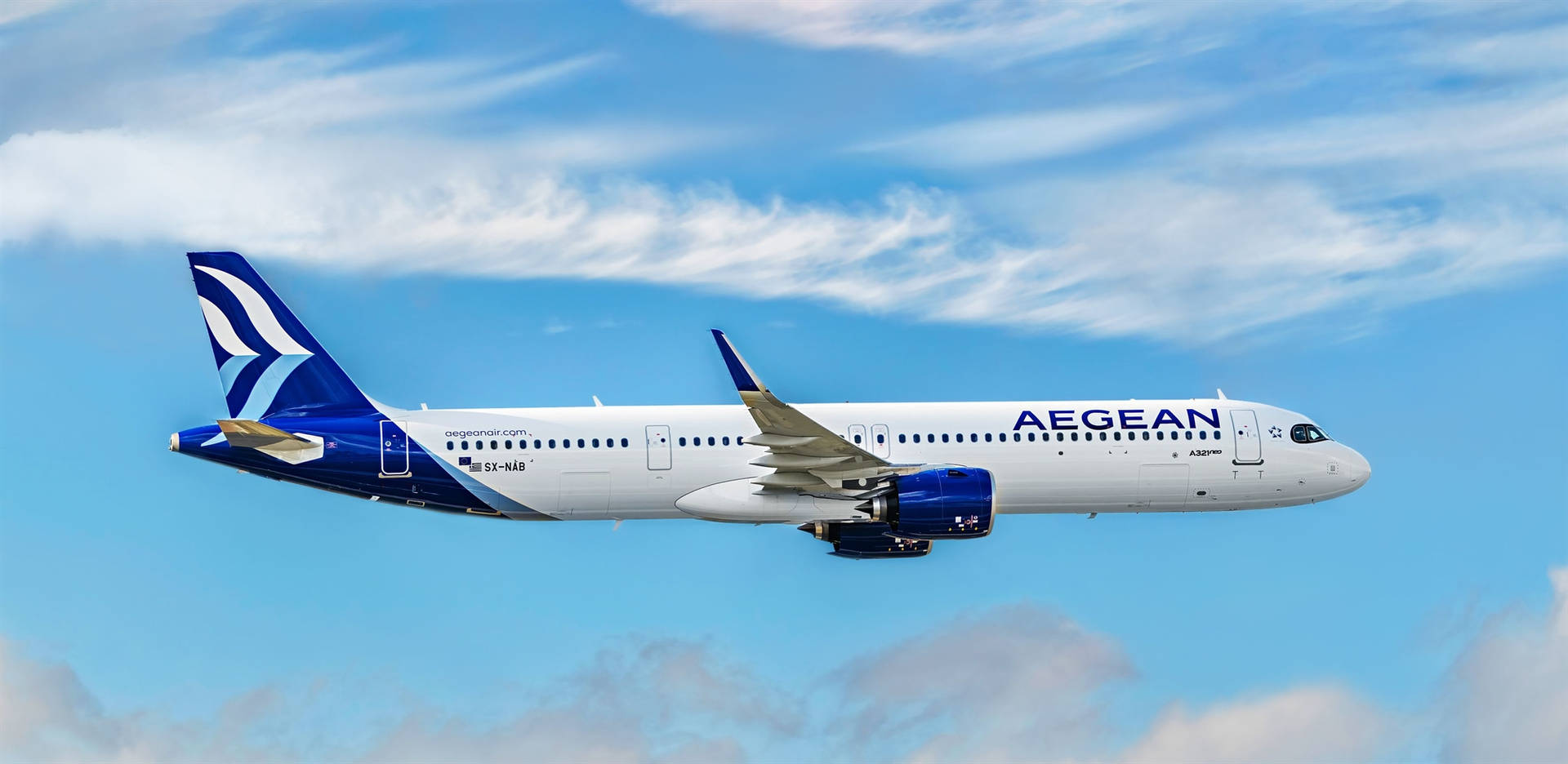 Flyvning med Aegean Airlines Airbus A321neo mellem skyerne Wallpaper