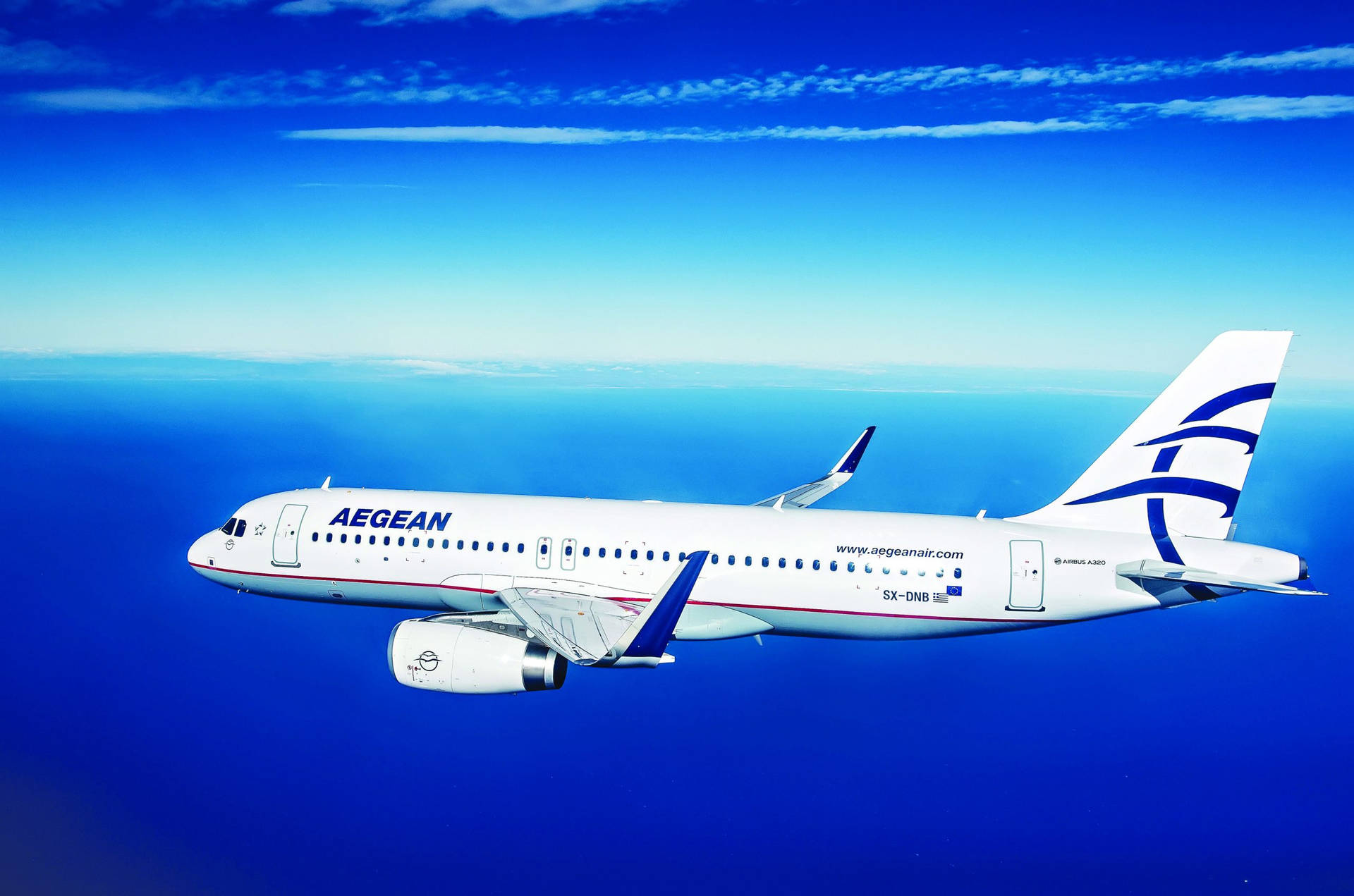 Volandocon La Aerolínea Aegean Airlines En Un Airbus A320 En Un Horizonte Luminoso. Fondo de pantalla