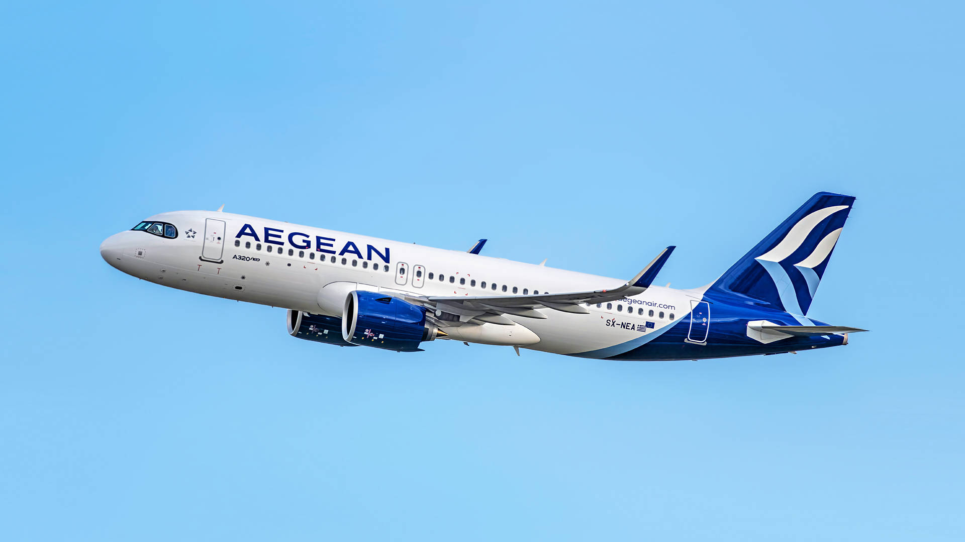 Aegeanairlines, La Aerolínea Nacional De Grecia, Surcando El Cielo Azul Con Su Avión A320neo. Fondo de pantalla