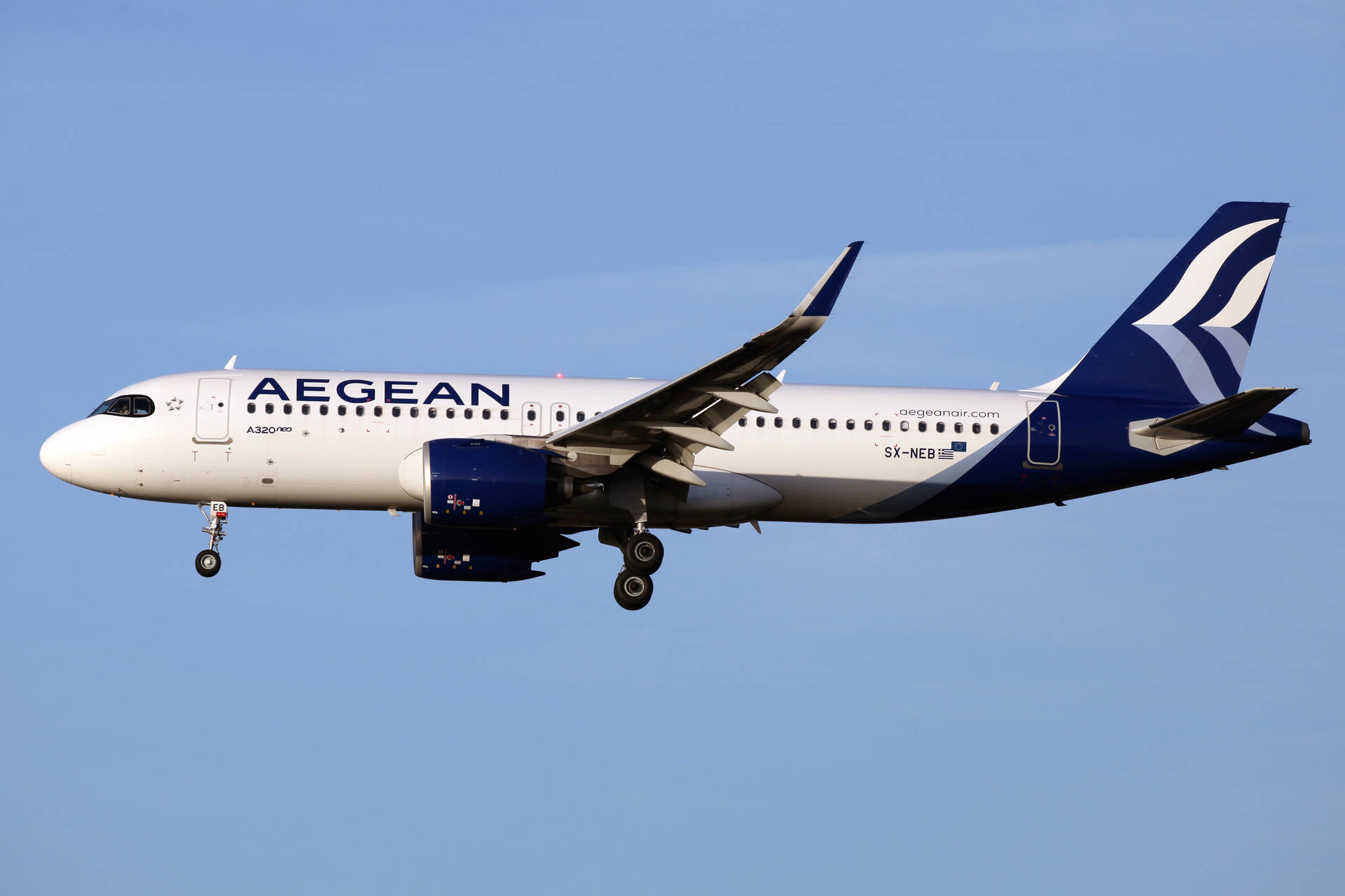 Aegeanairlines, La Aerolínea De Bandera, Volando Con El Airbus A321neo. Fondo de pantalla