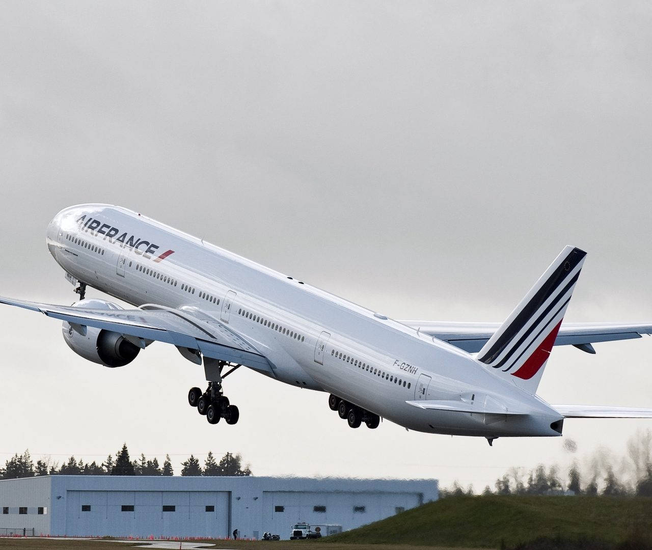 Volandoun Avión De La Aerolínea Air France Bajo Un Cielo Despejado. Fondo de pantalla