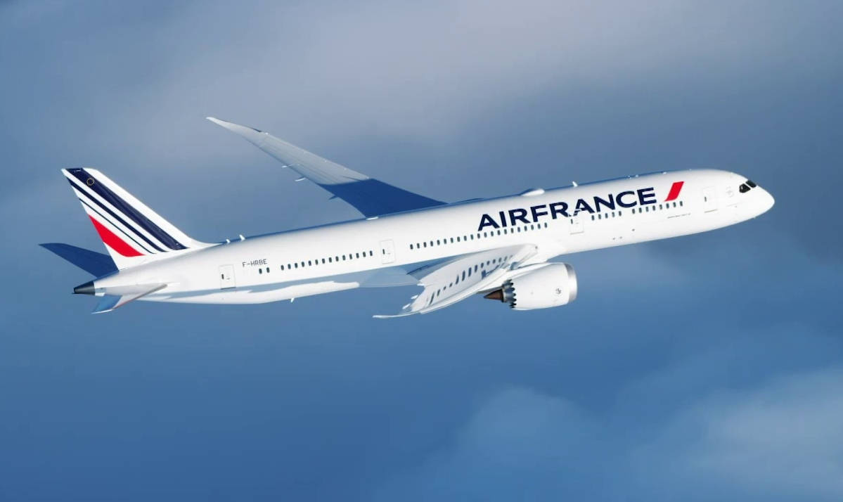 Volandocon Il Boeing 787 Di Air France Tra Le Nuvole Sfondo