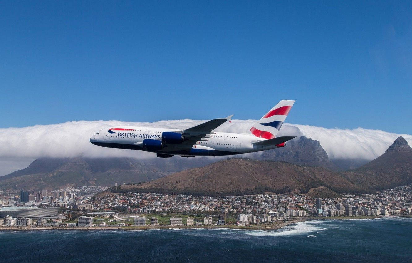 Volandoen Un Airbus De British Airways Sobre Las Montañas. Fondo de pantalla
