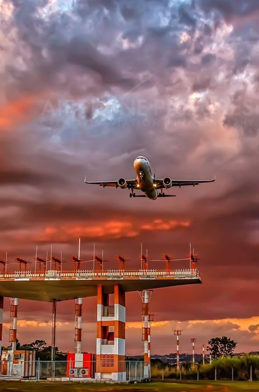 Flyvende Avianca Airbus A320 flyvende over lysetårne tapet Wallpaper