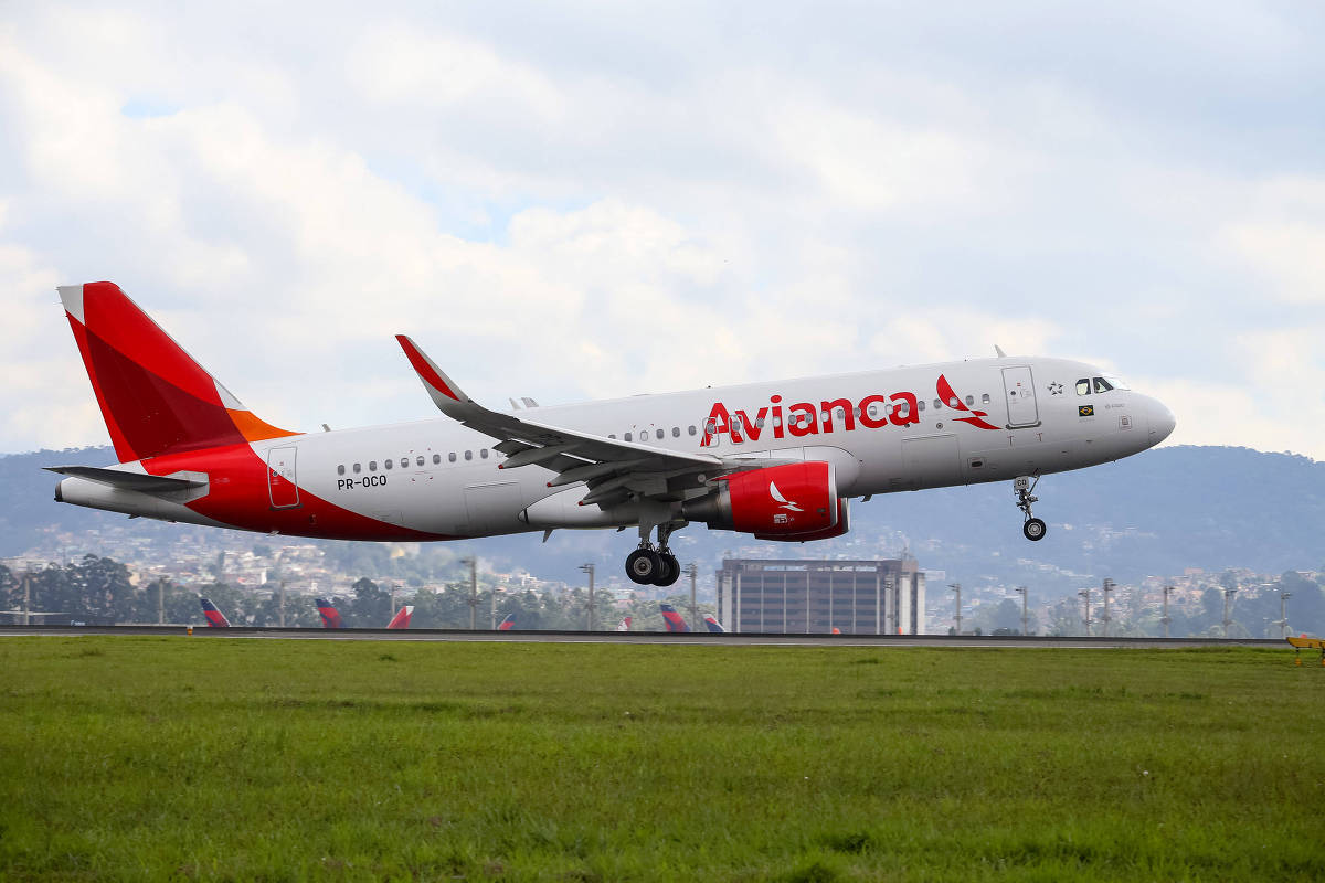 Flyvende Avianca Airbus A320 fly under takeoff Wallpaper