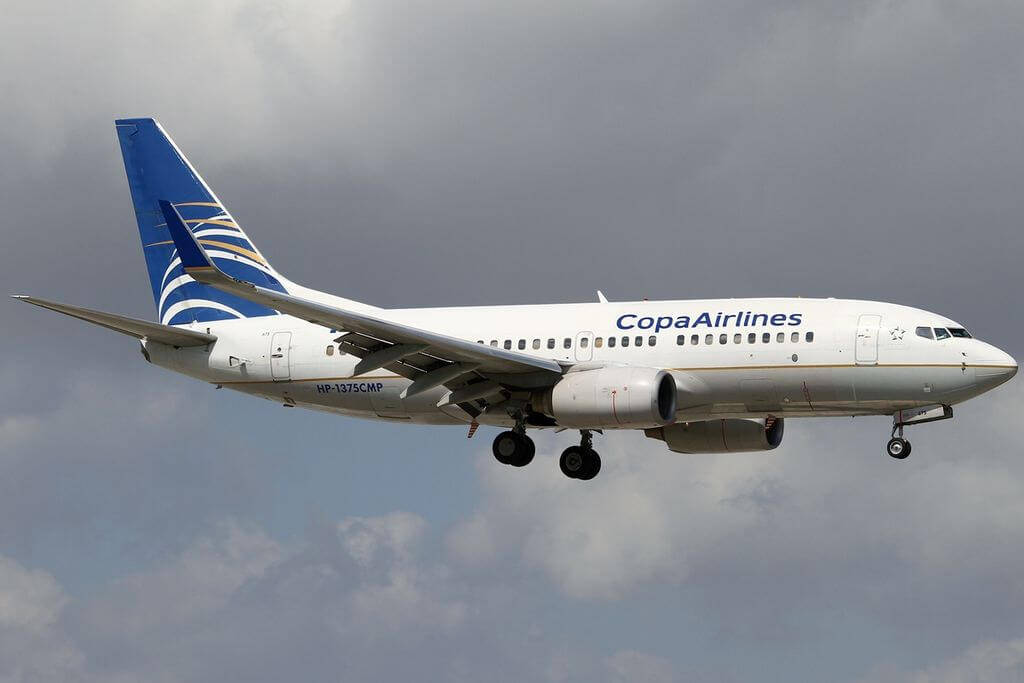 Flyvende Copa Airlines fly over landskab Wallpaper