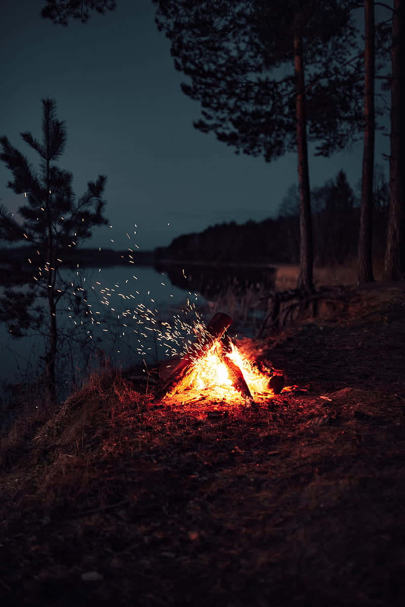 Flygandeglöd Lake Campfire Wallpaper
