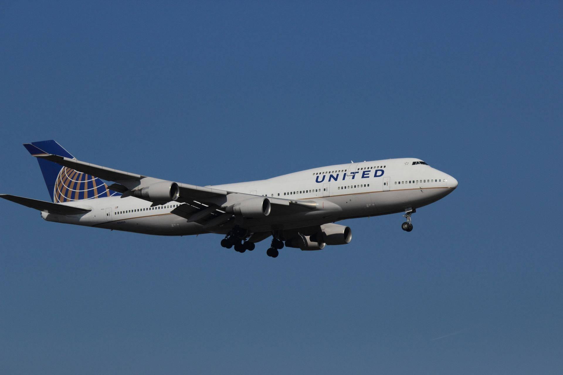 Avióngris Claro De United Airlines Volando. Fondo de pantalla