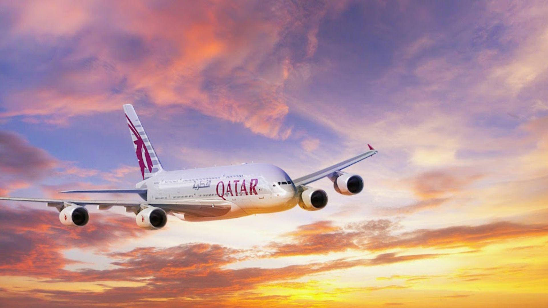 Aviónde Qatar Airways Volando En Medio De Un Cielo Ombré. Fondo de pantalla