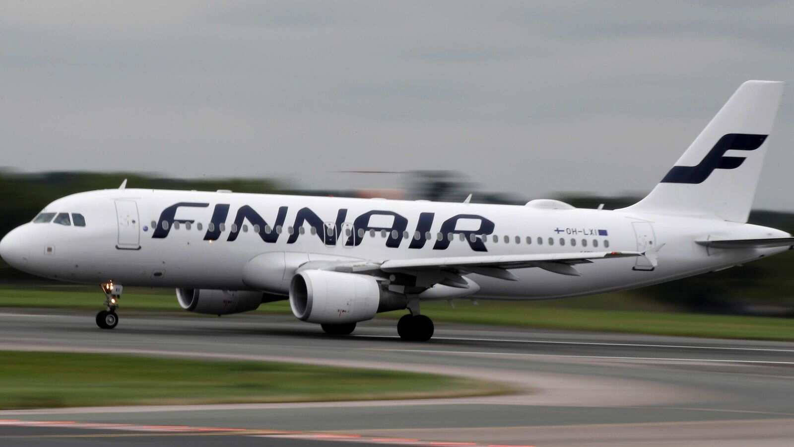 L'aereoimpeccabile Di Finnair Sulla Pista Di Decollo Sfondo