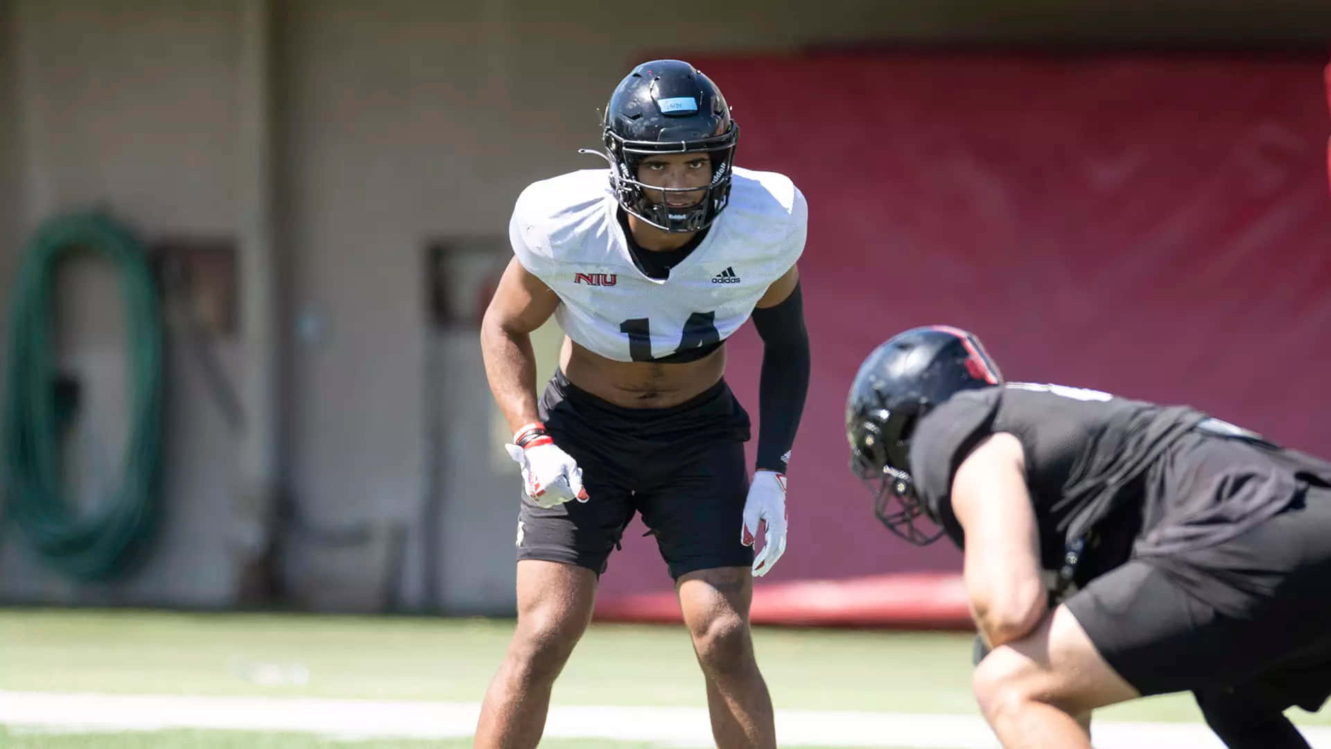 Session D'entraînement De Cornerback Concentré Fond d'écran