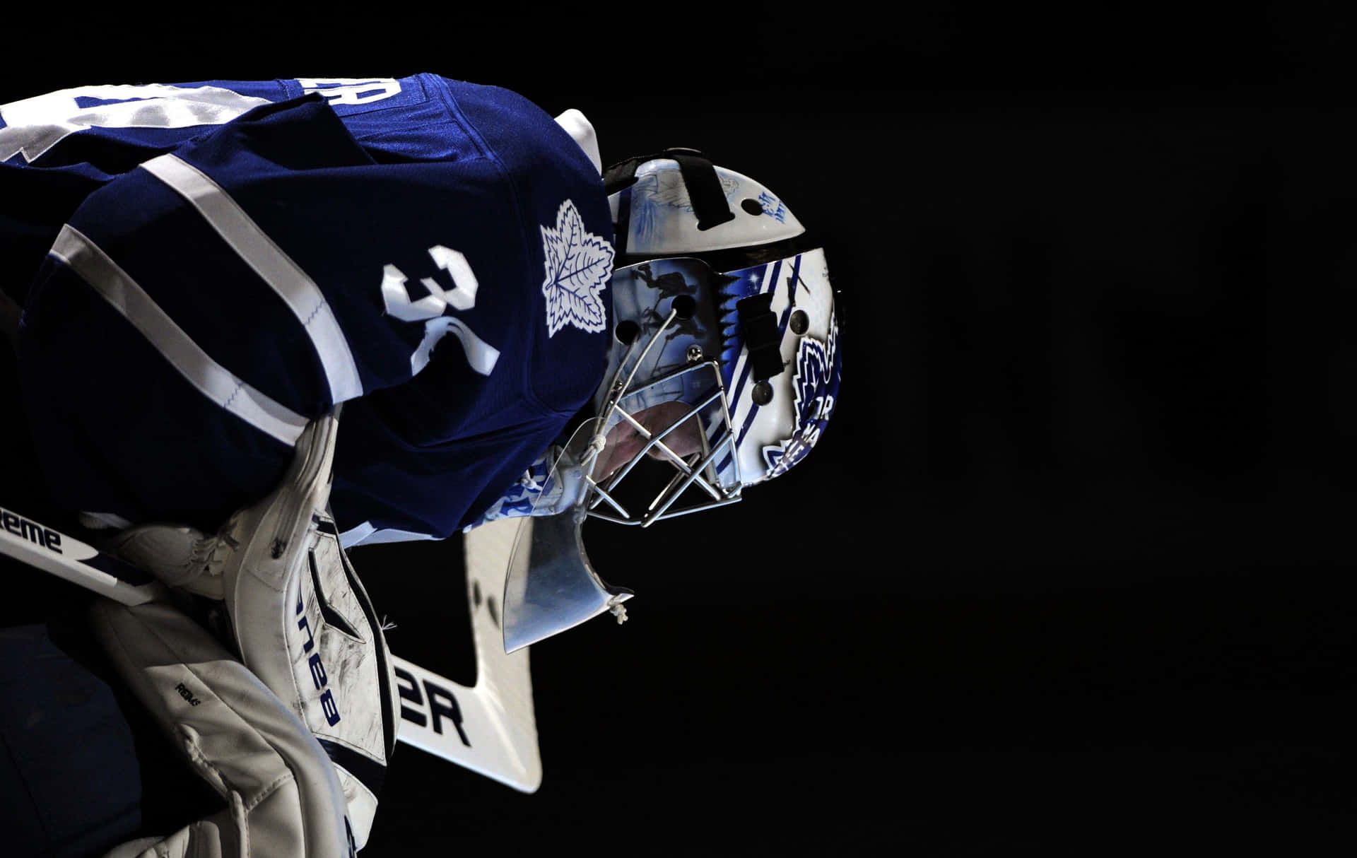 Focused Hockey Goaltender Toronto Maple Leafs Wallpaper