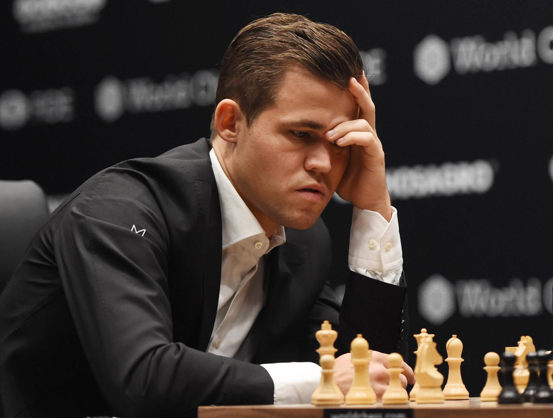 Concentrato Magnus Carlsen Sfondo