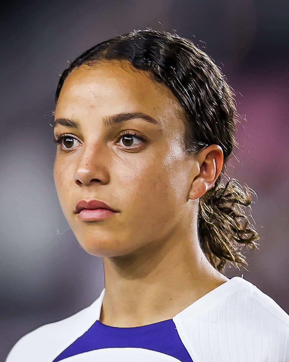 Portrait De Joueuse De Football Concentrée Fond d'écran