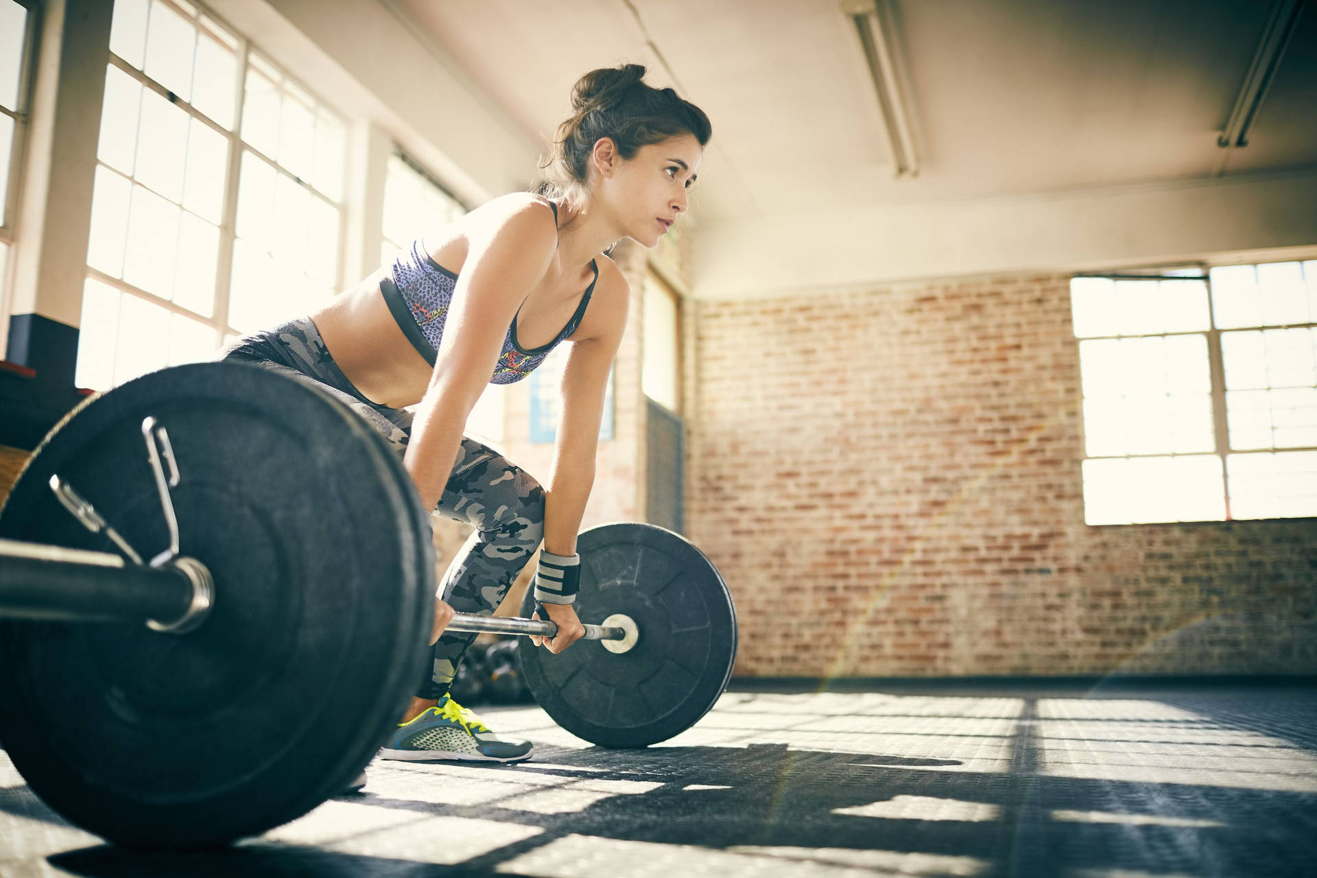 Focused Woman With Barbell Wallpaper