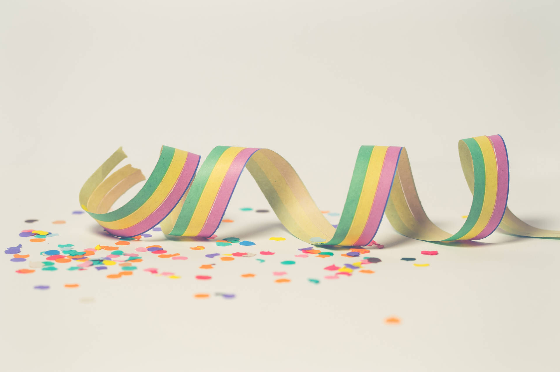 Fødselsdag Farverige Twirly Ribbon Wallpaper