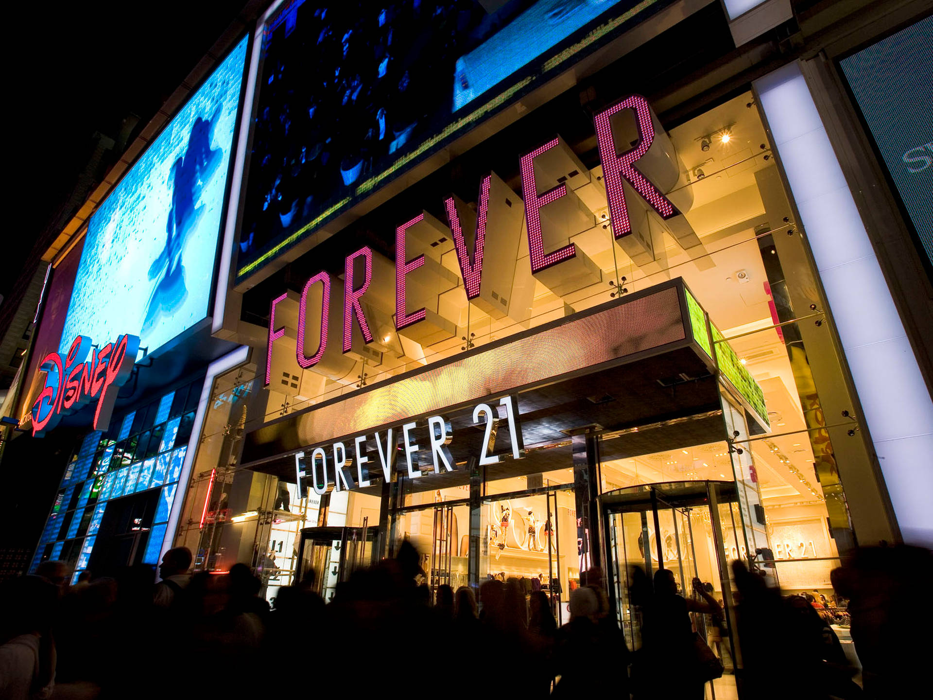 Foerver 21 Fashion Store At Night