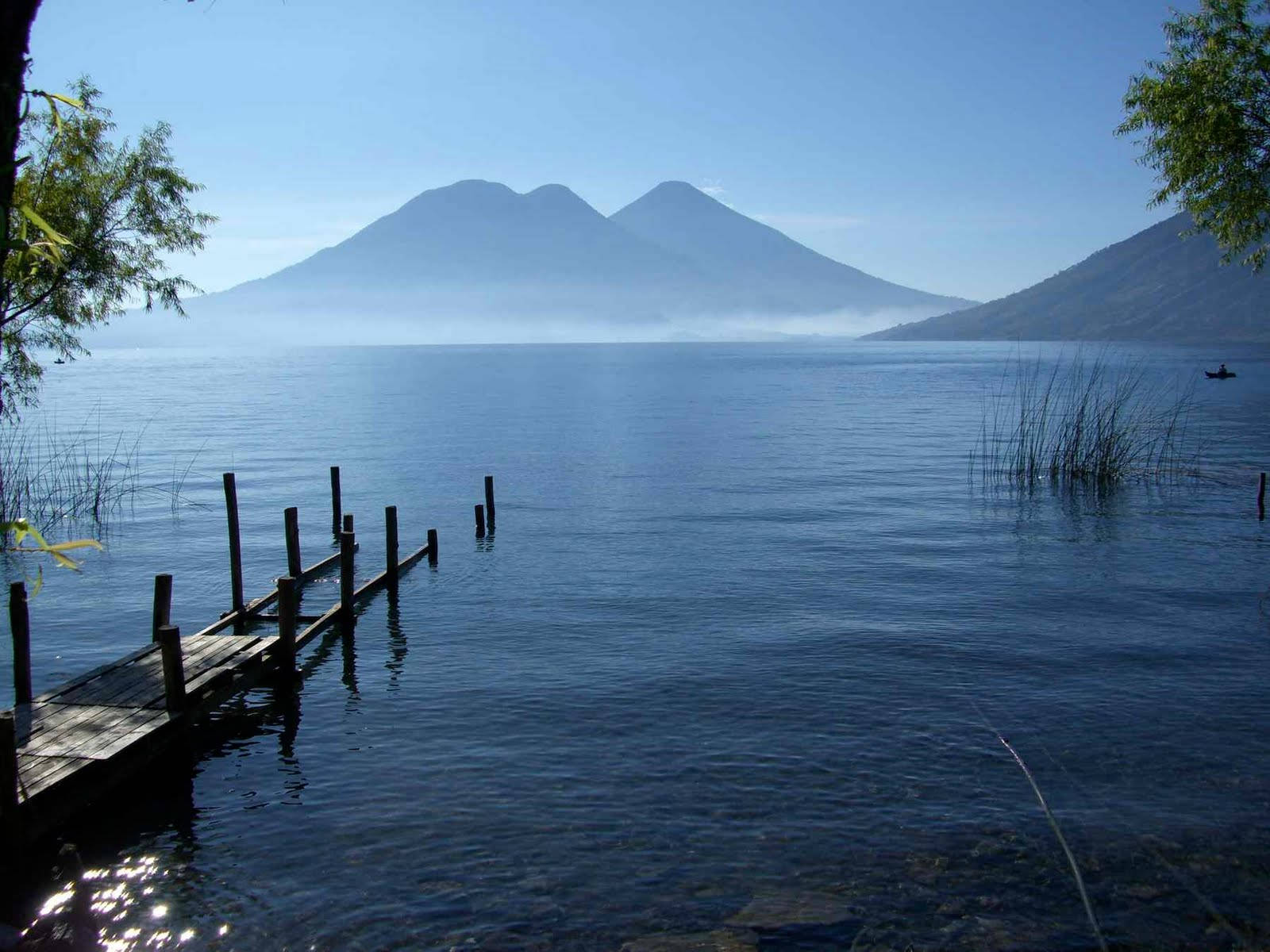 Lagode Atitlán En Guatemala Con Niebla. Fondo de pantalla