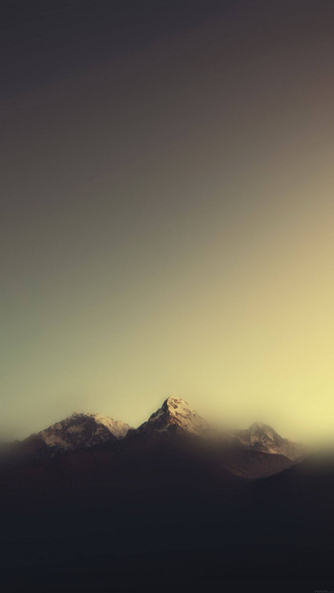 Foggy Mountain Æstetisk Iphone 11 Wallpaper