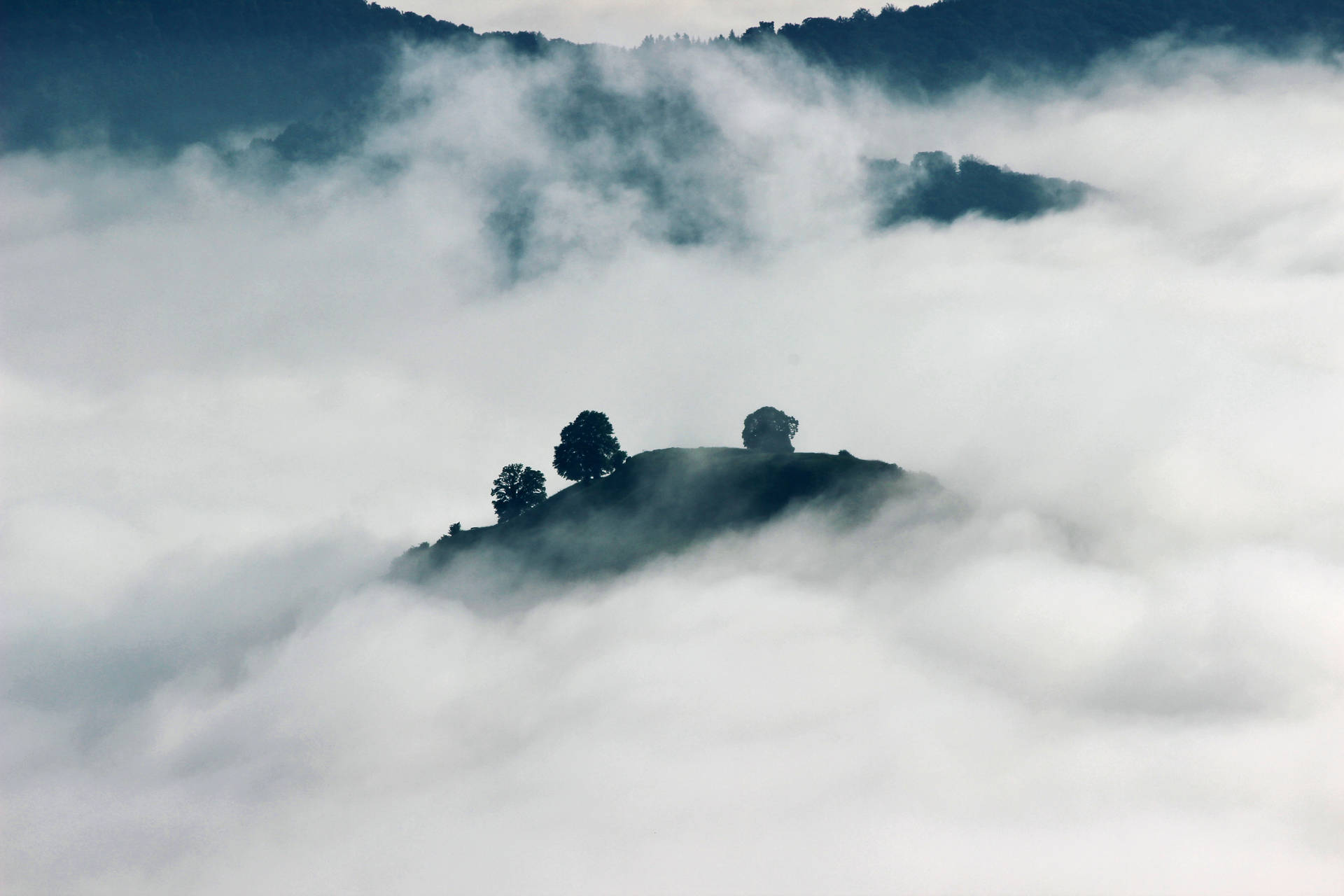 Encostade Montanhas Cobertas De Neblina Papel de Parede