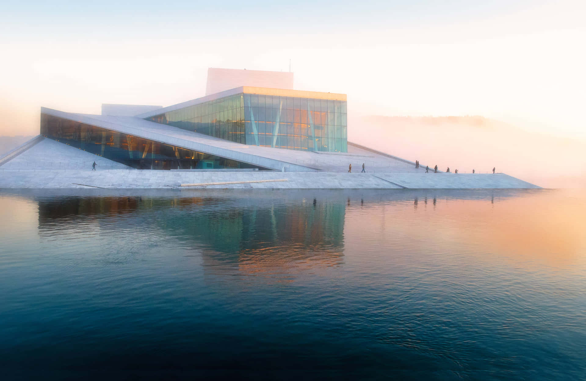 Lacasa De La Ópera De Oslo Con Niebla Fondo de pantalla