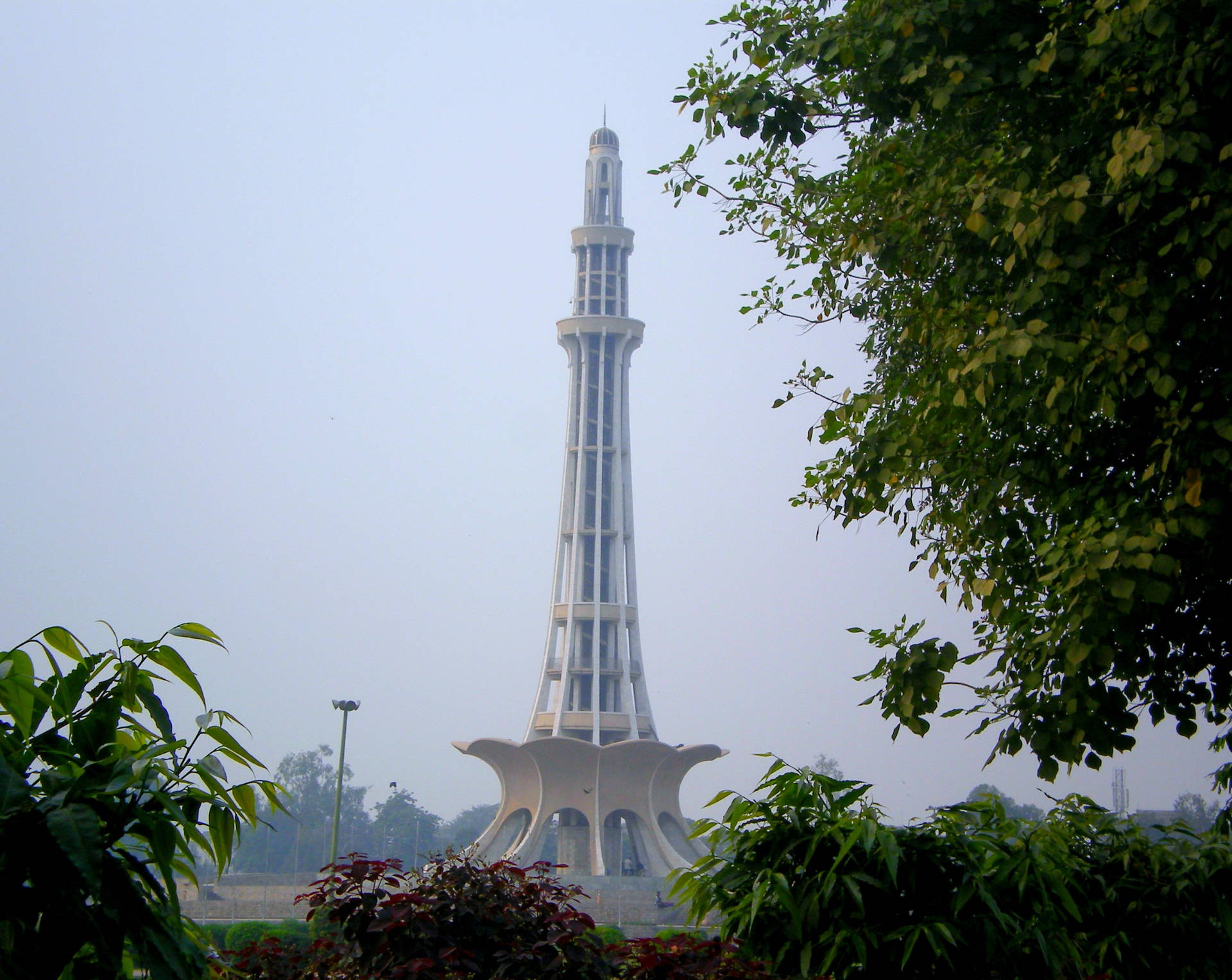 Foggy Morning at Minar-e-Pakistan, Lahore Wallpaper