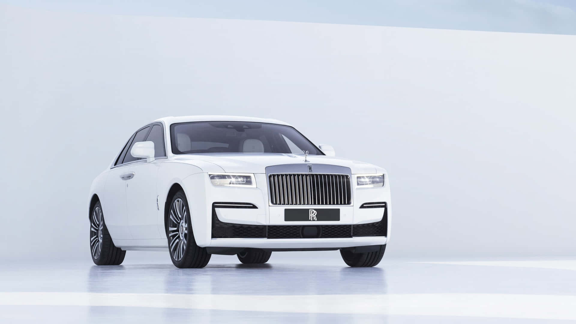 Fondode Pantalla: Rolls Royce De Lujo Exhibido Al Anochecer