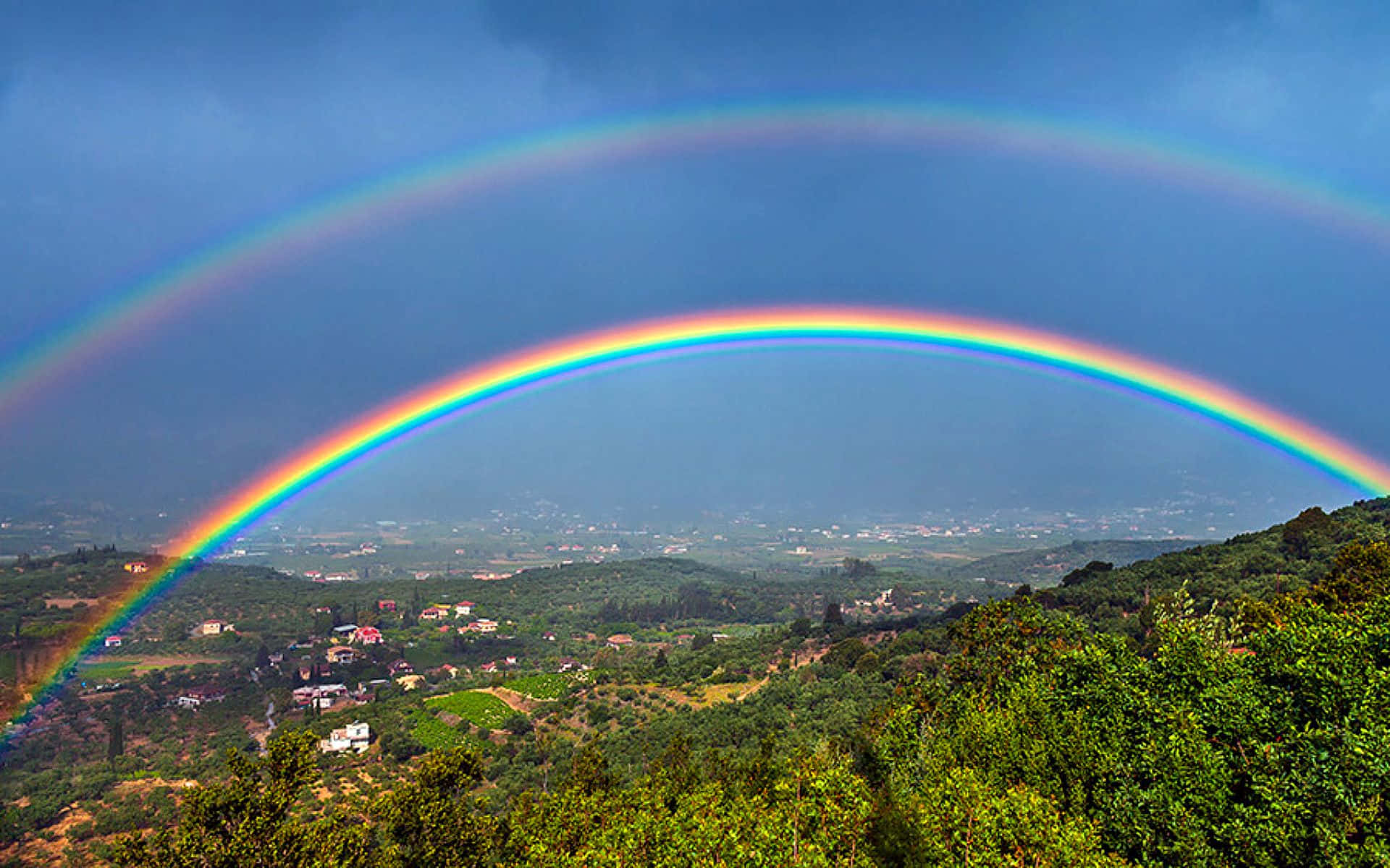 Fondoestetico Mozzafiato Con Arcobaleno.