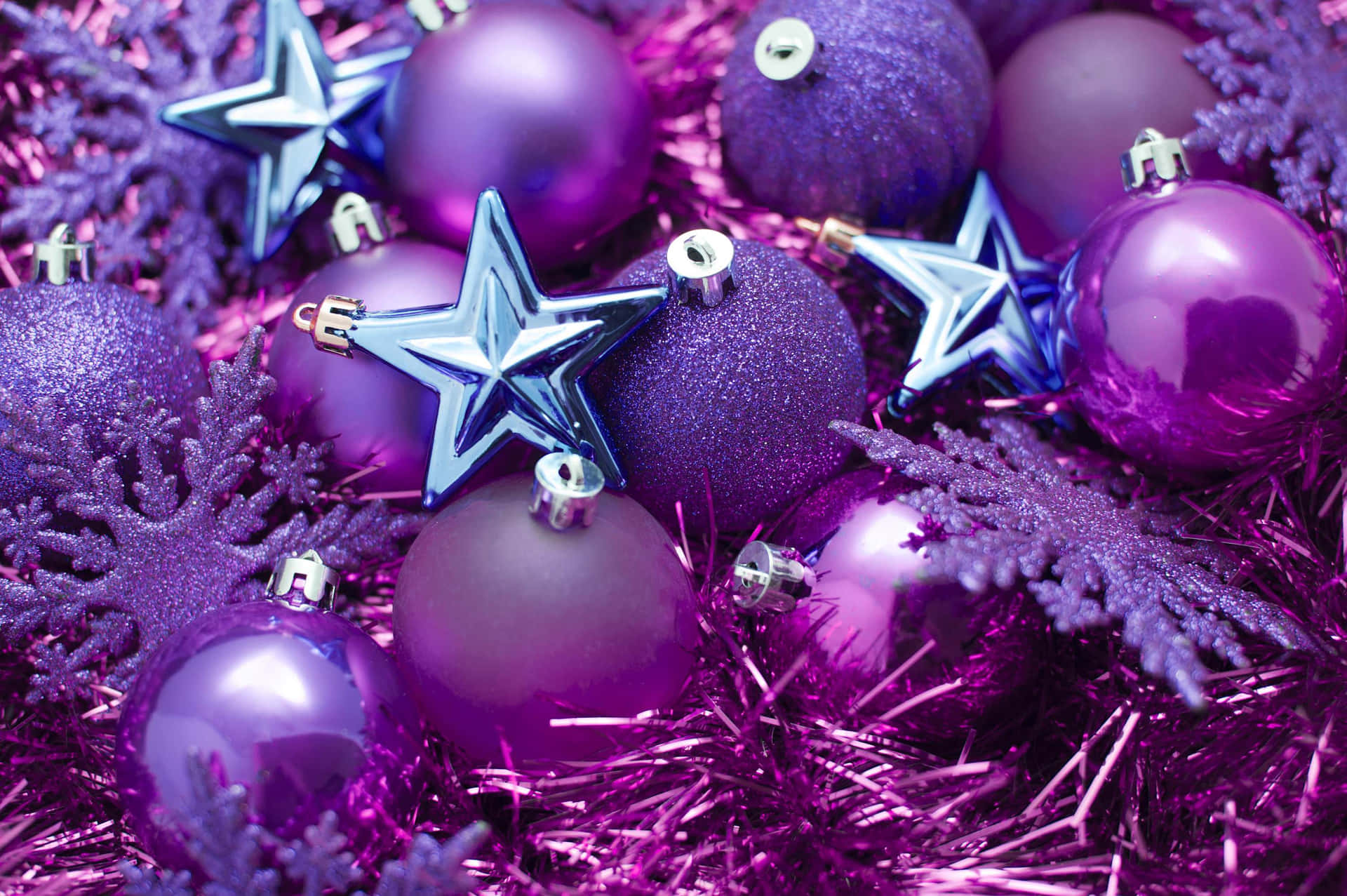 Fondofestivo De Navidad En Color Morado Con Ornamentas Brillantes.