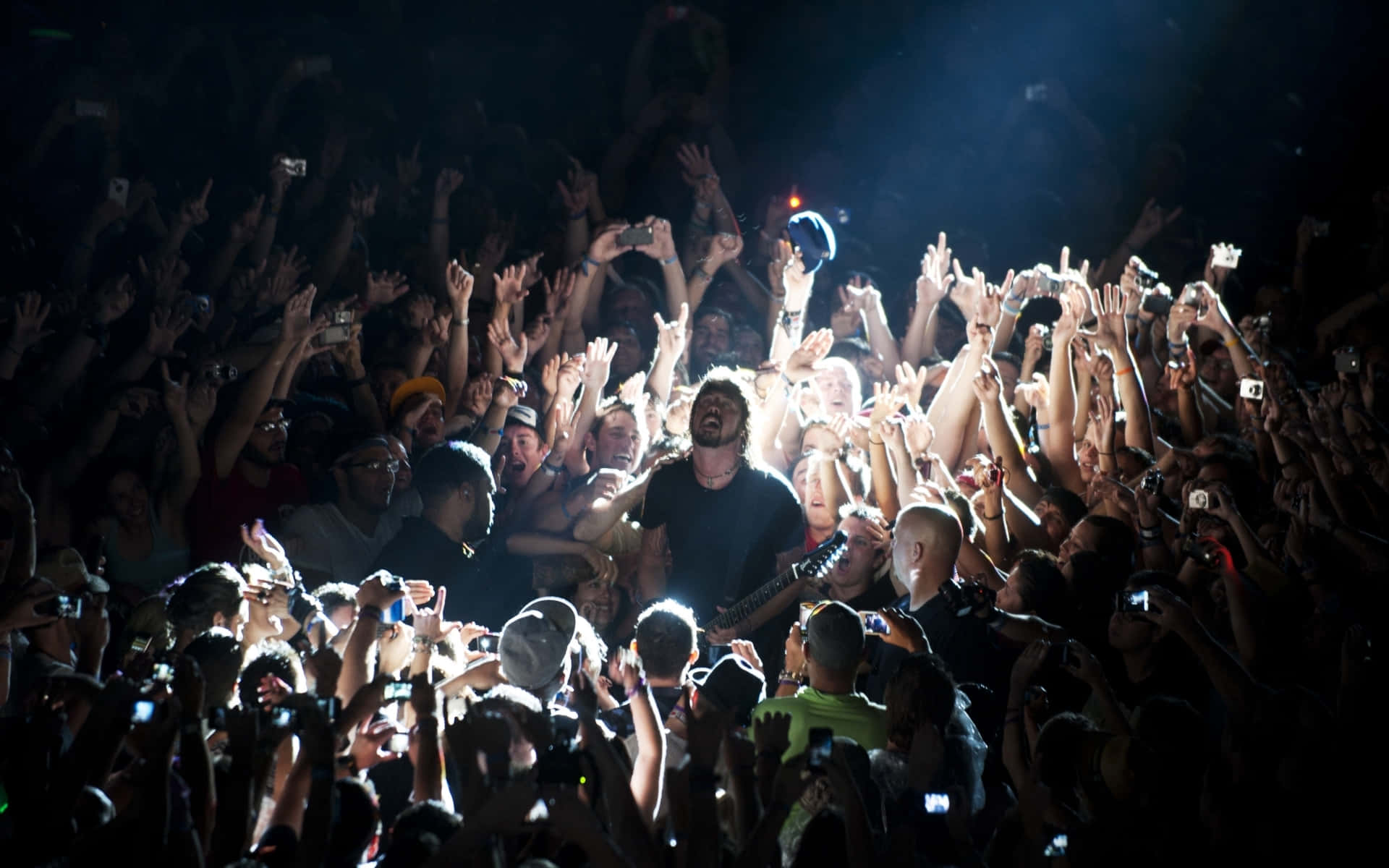 Foo Fighters Concert Crowd Interaction Wallpaper