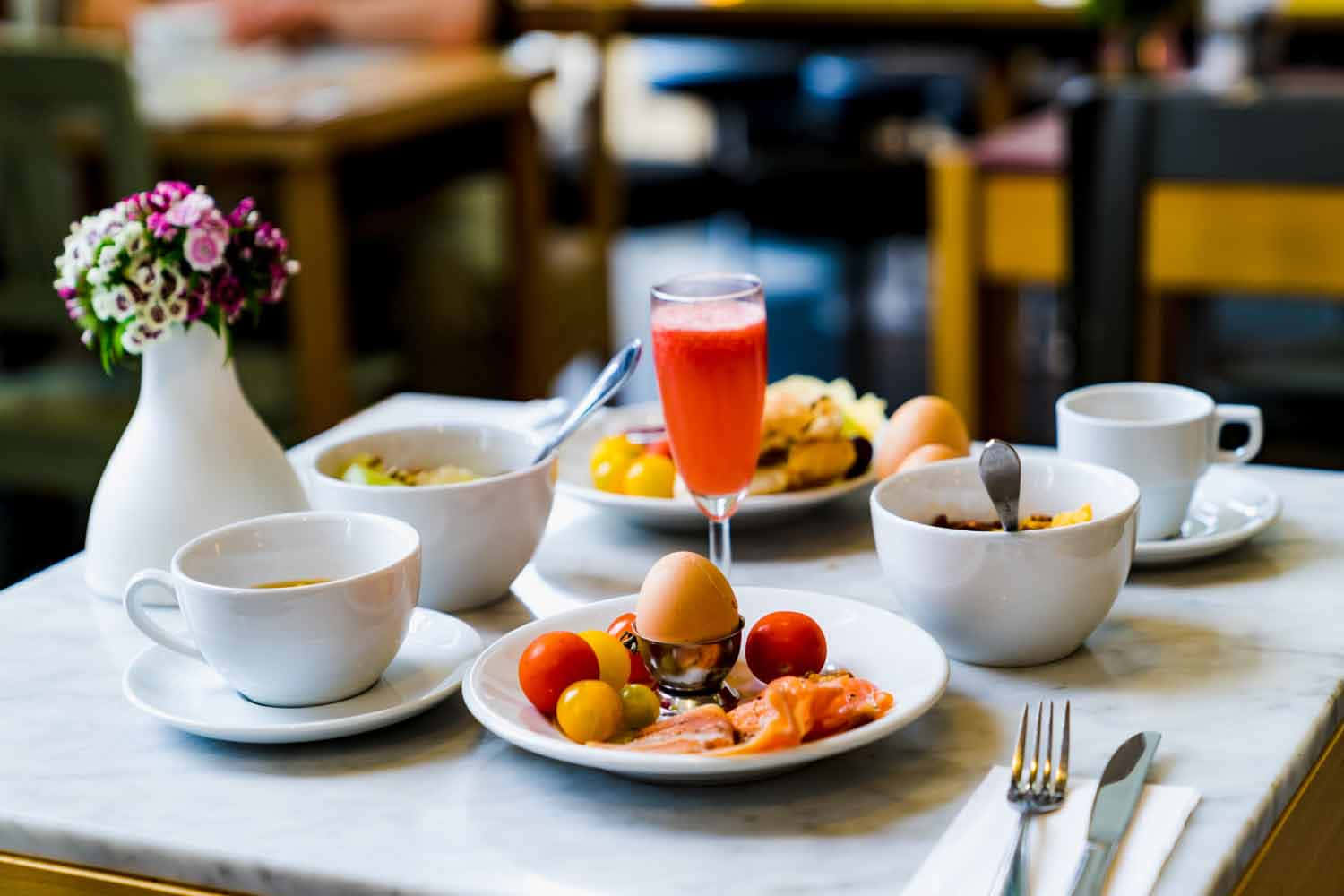 Disfrutandode Deliciosa Comida Y Bebidas Fondo de pantalla