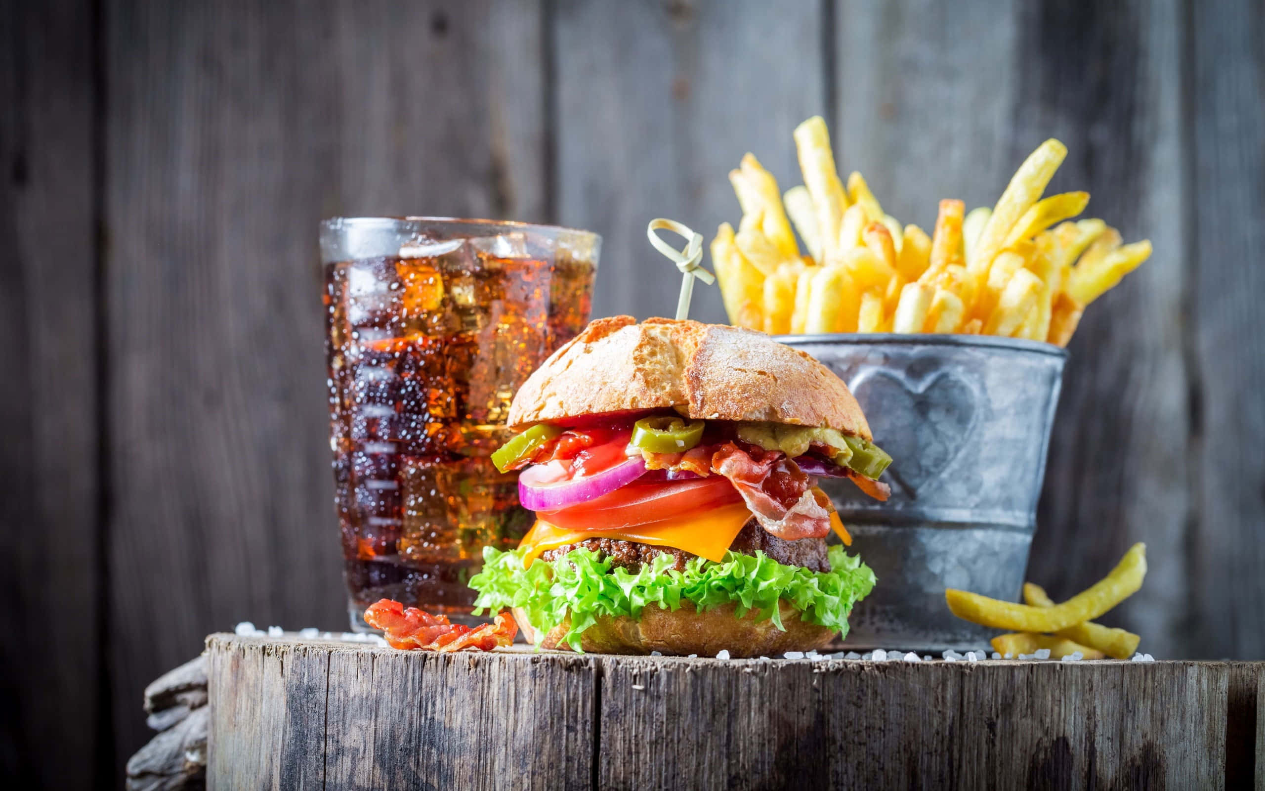 Geniet Van De Verleidelijke Smaken En Smaken Van Authentiek Voedsel En Drank. Achtergrond