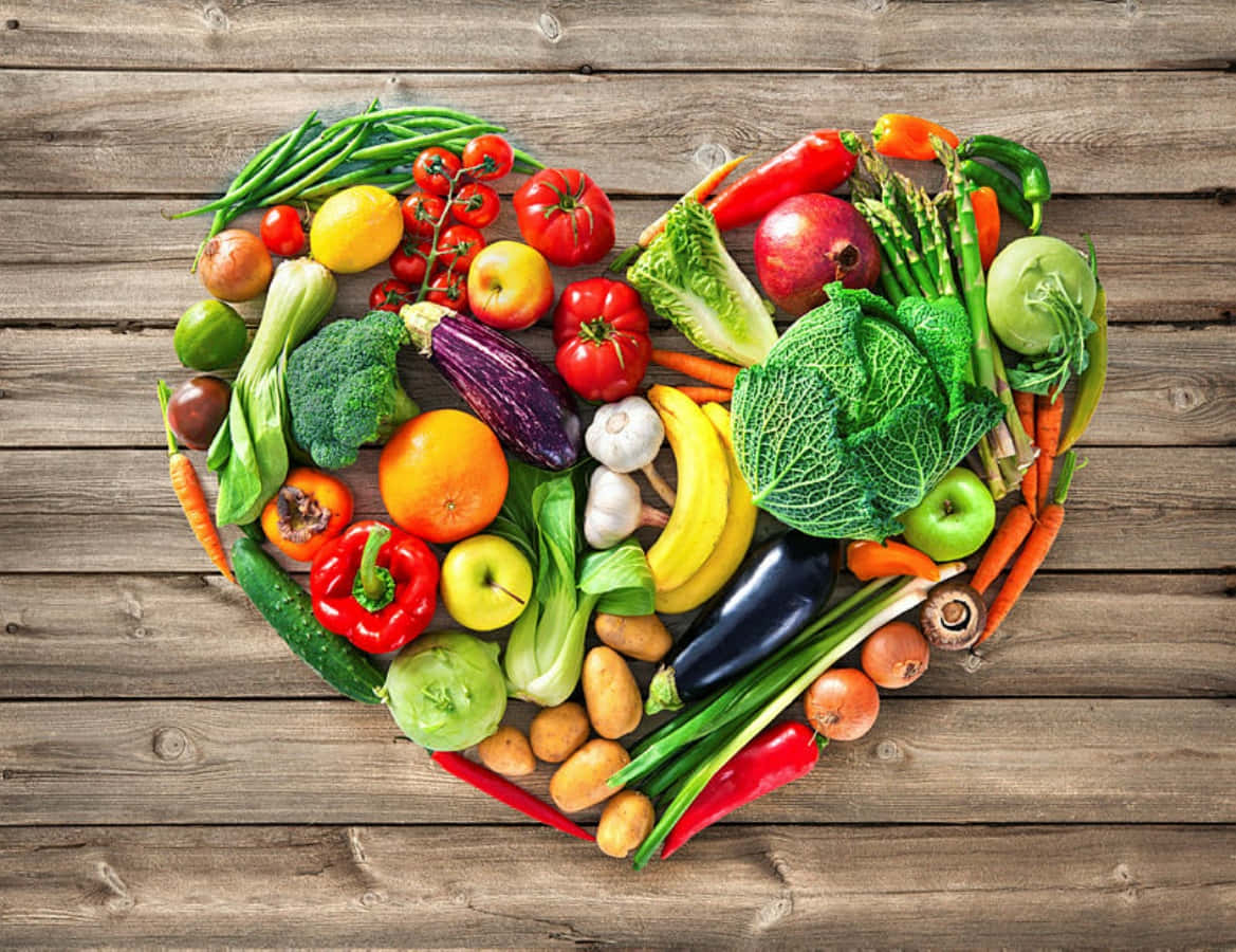 Et hjerteformet arrangement af grøntsager i dæmpede jordfarver.