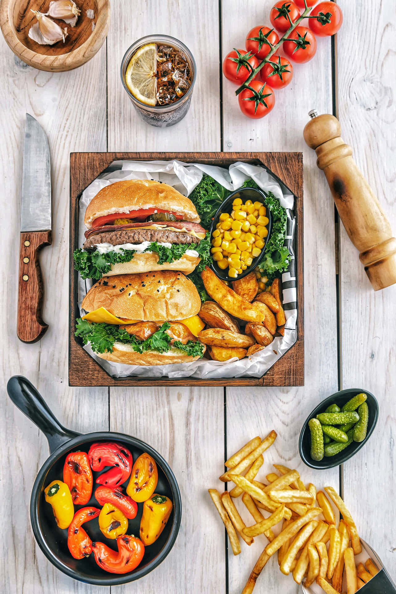 En skål med burgere, pomfritter og grøntsager Wallpaper