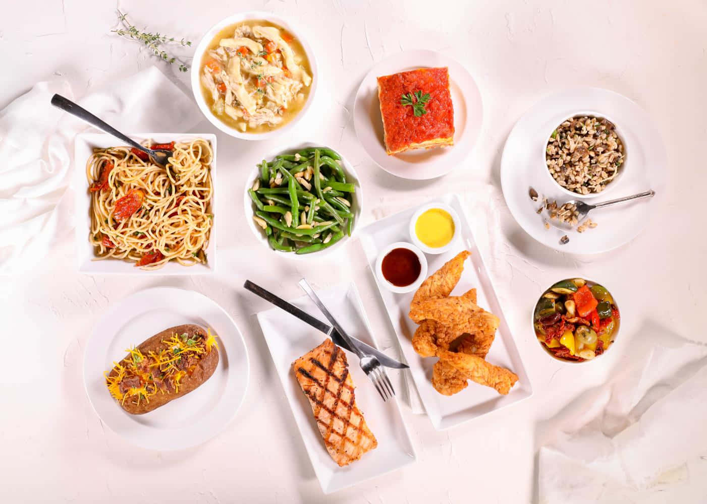 En tallerken med forskellige typer af mad Wallpaper