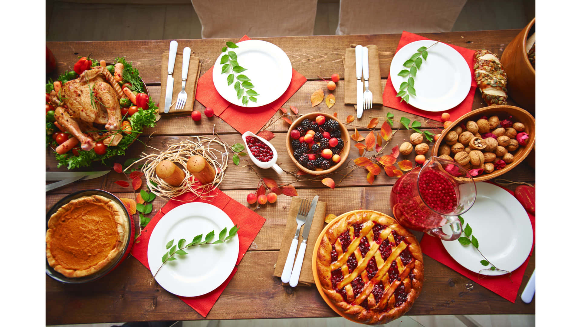 Takkemiddag bord med tallerkener og retter Wallpaper