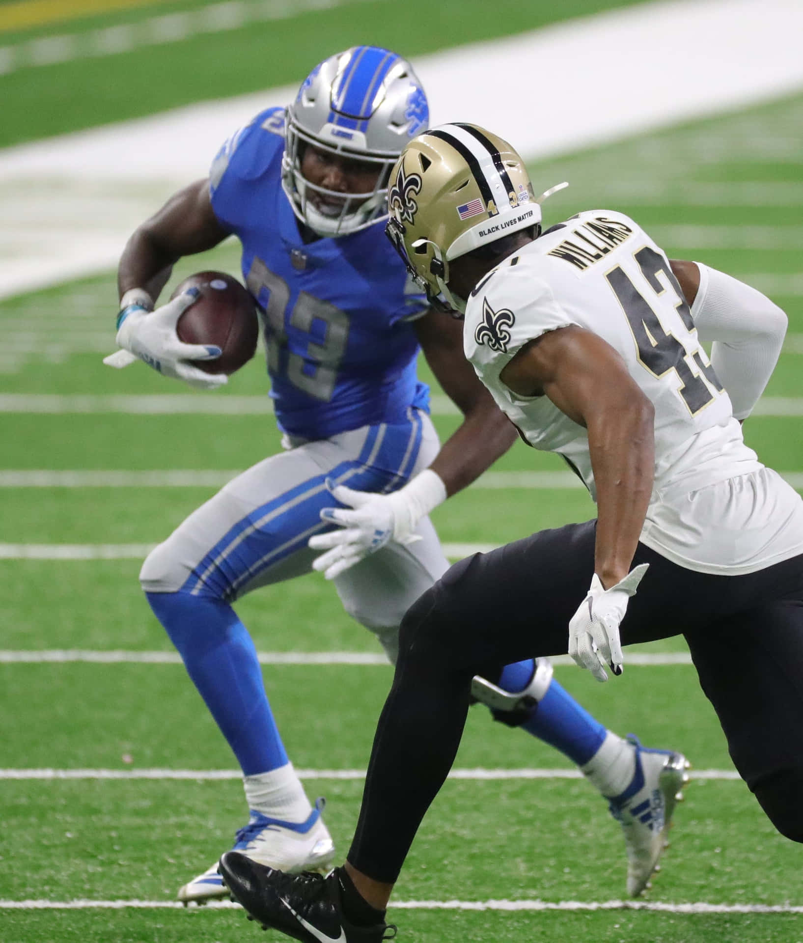 Football Action Running Back Evades Defender Wallpaper