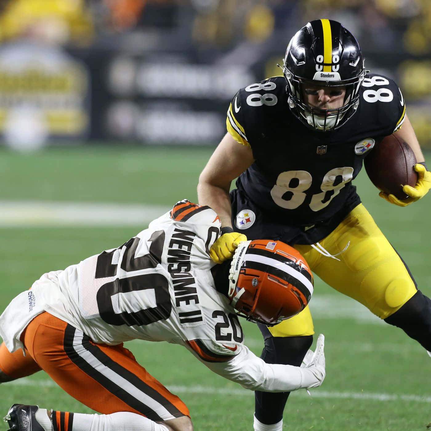 Football Action Tackle Steelersvs Browns Wallpaper