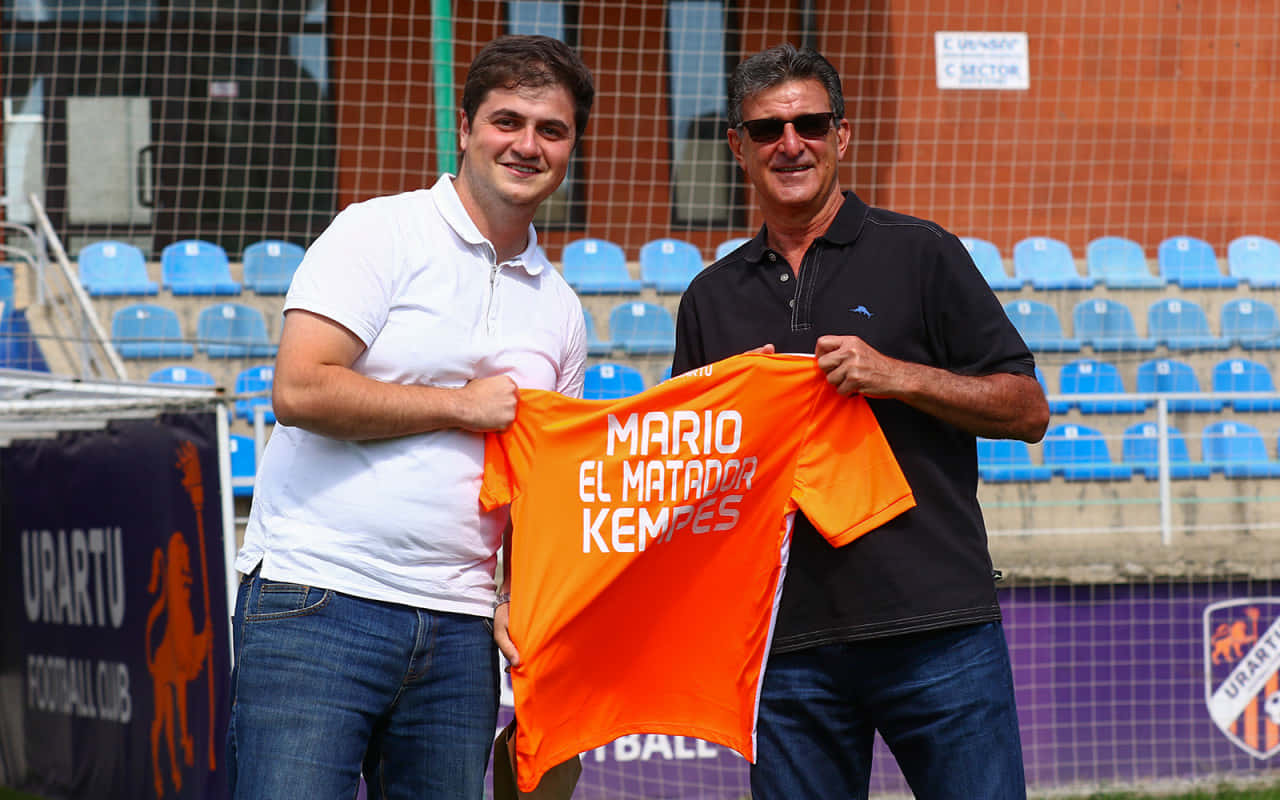 Jugadorde Fútbol Mario Kempes Con Camiseta Naranja. Fondo de pantalla