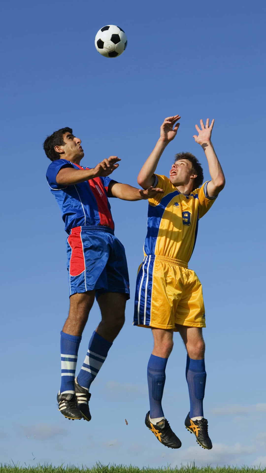 ZweiGalaxy-Fußballathleten mit Ball oben. Wallpaper