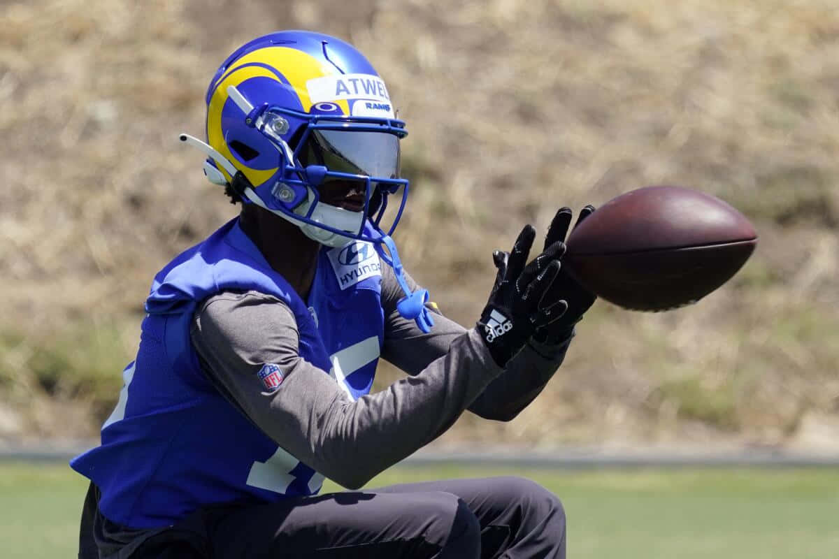 Joueur De Football Attrapant Le Ballon Pendant L'entraînement Fond d'écran