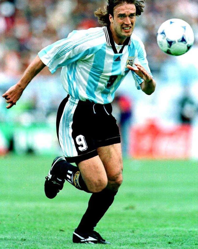 Fodboldspiller Gabriel Batistuta kæmper på banen. Wallpaper