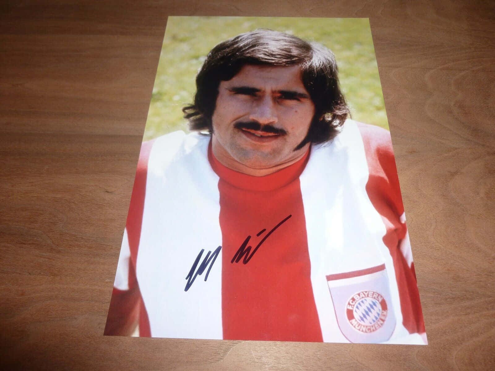Football Player Gerd Muller Poster With Signature Wallpaper