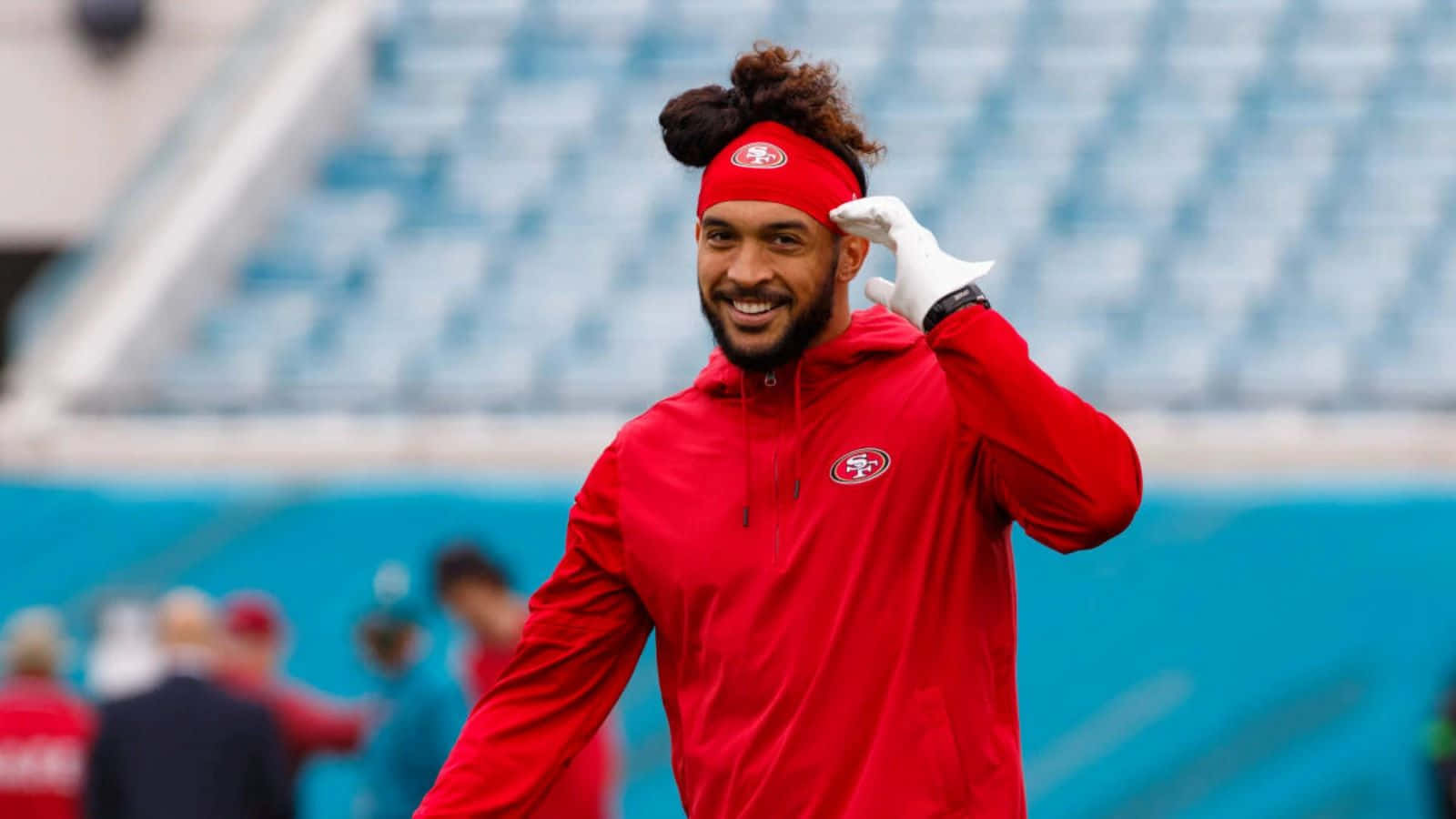 Football Player Smiling During Warmup Wallpaper