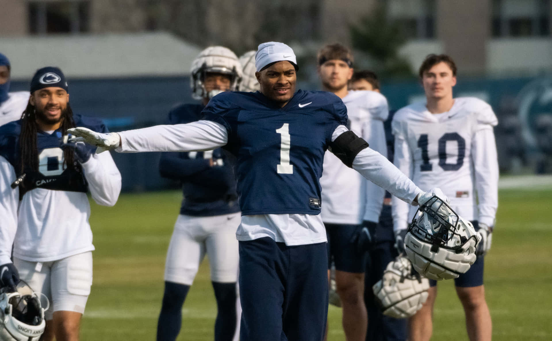 Joueur De Football S'étirant Pendant L'entraînement Fond d'écran