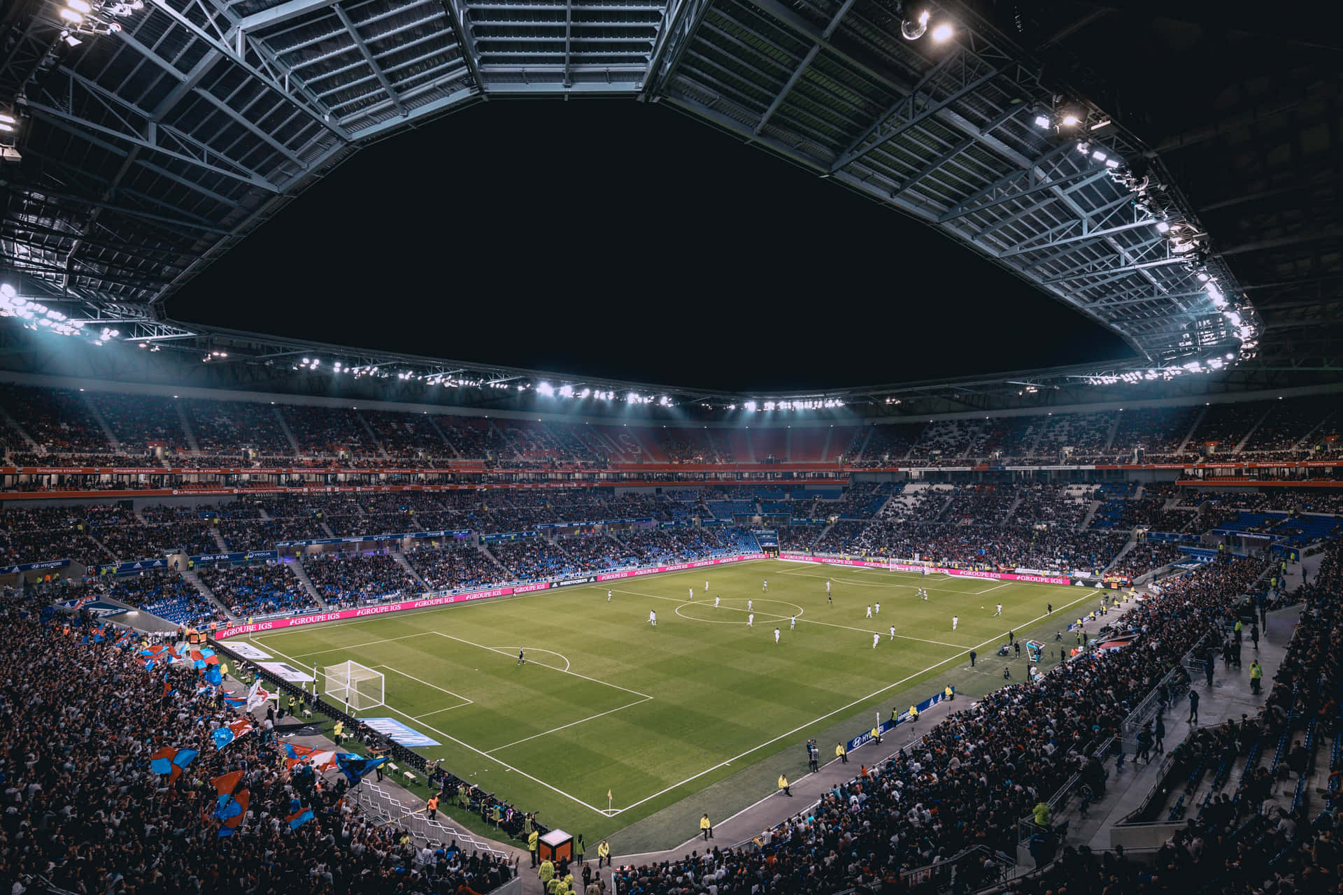 Unaemozionante Notte Di Calcio Allo Stadio